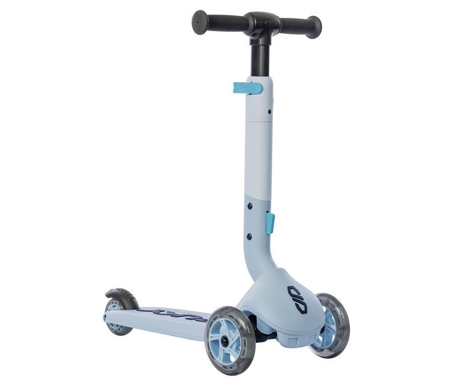 Der hellblaue PUKY Roller PUSH steht auf einem weißen Hintergrund. Der Roller hat drei Räder und einen schwarzen Lenker.