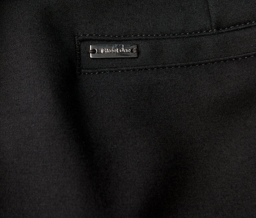 Detailansicht einer schwarzen Street One Straight Leg Hose mit Gallon.