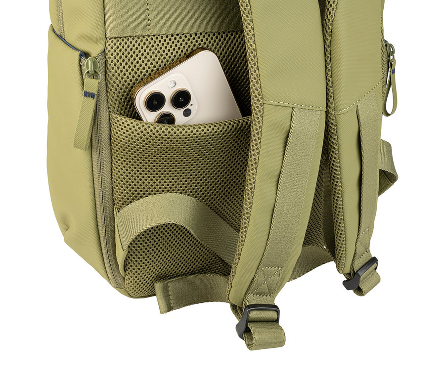 Nahaufnahme eines olivgrünen Rucksacks mit einem Smartphone in der Seitentasche.