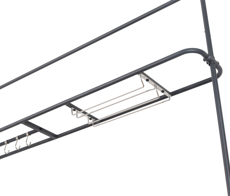 Detailansicht eines Leco Bartischs und 4 Hocker, der eine graue Metallstruktur mit Haken und Halterungen zeigt.