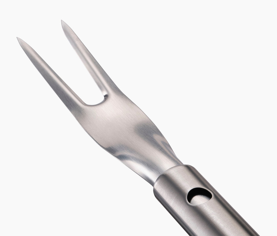 Nahaufnahme einer Fleischgabel aus Edelstahl mit zwei Zinken.