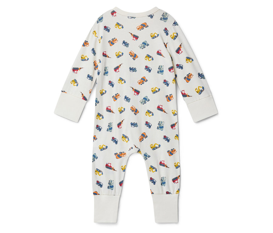 Ganzkörperansicht eines weißen Baby-Schlafanzugs mit langen Ärmeln, der mit kleinen bunten Bauwagen bedruckt ist.