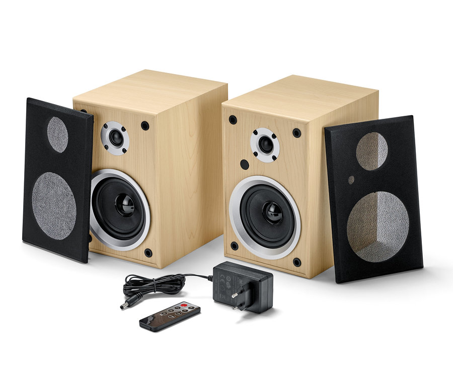 Zwei Stereo Regallautsprecher mit Bluetooth®, ein Netzteil und eine Fernbedienung auf einem weißen Hintergrund.
