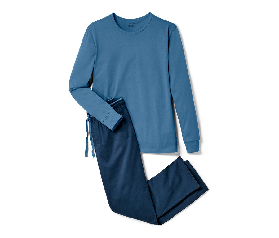 Blauer Jersey-Pyjama liegt auf einem weißen Hintergrund.