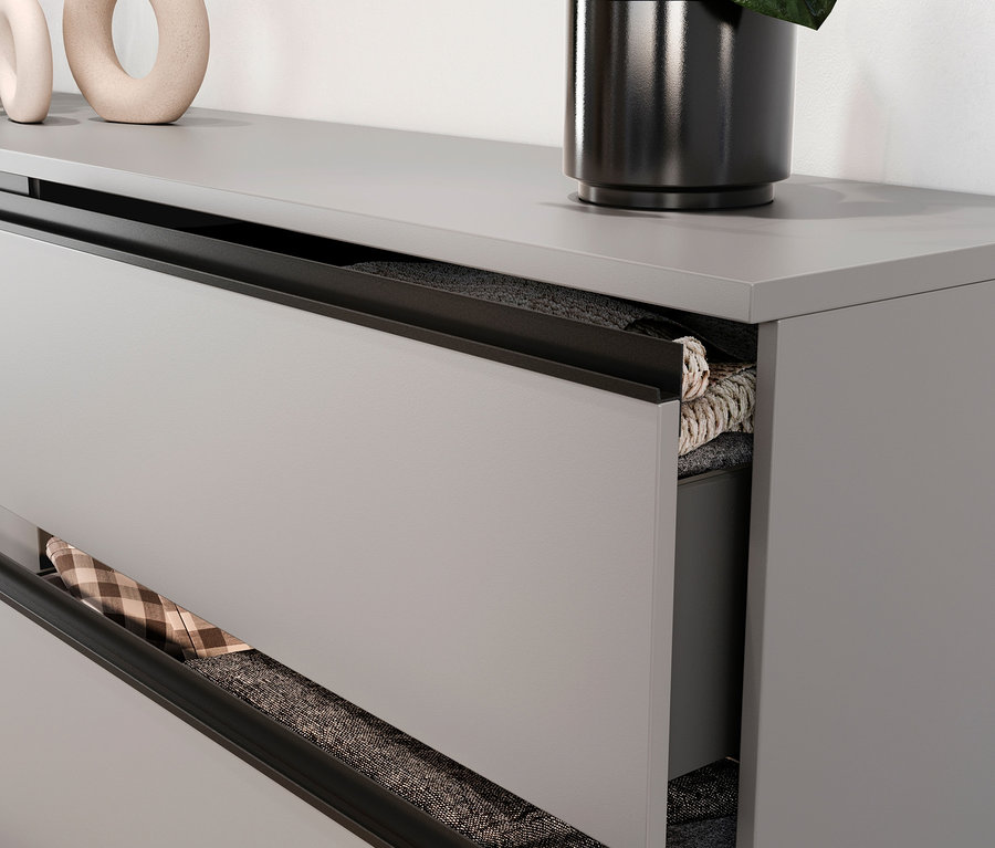 Detailaufnahme einer »Sennan« Kommode, bei der die Schubladen teilweise geöffnet sind und Kleidung sichtbar ist.