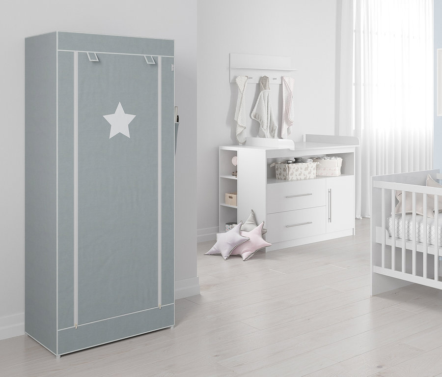 Grauer roba Textil-Kleiderschrank M mit Reissverschluss und weissem Stern im Kinderzimmer.