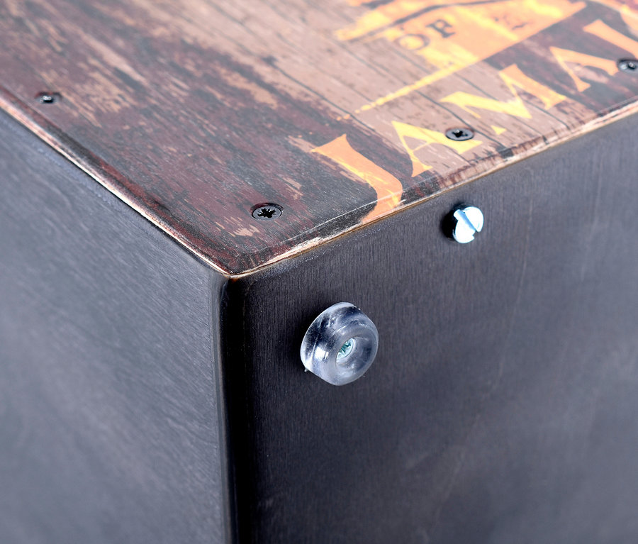 Detailaufnahme der Ecke eines Voggenreiter VOLT Cool Cajon »Jamaica Rum«.