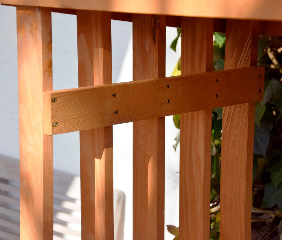 Detailansicht eines Kaminholzregals aus Kiefernholz, 15 mm dick.