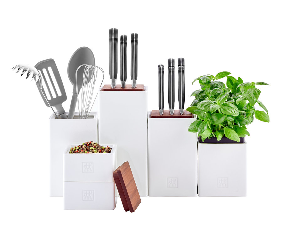 Ein ZWILLING 4-teiliges Aufbewahrungs-Set mit Küchenutensilien, Messern und Gewürzen in weißen Behältern.