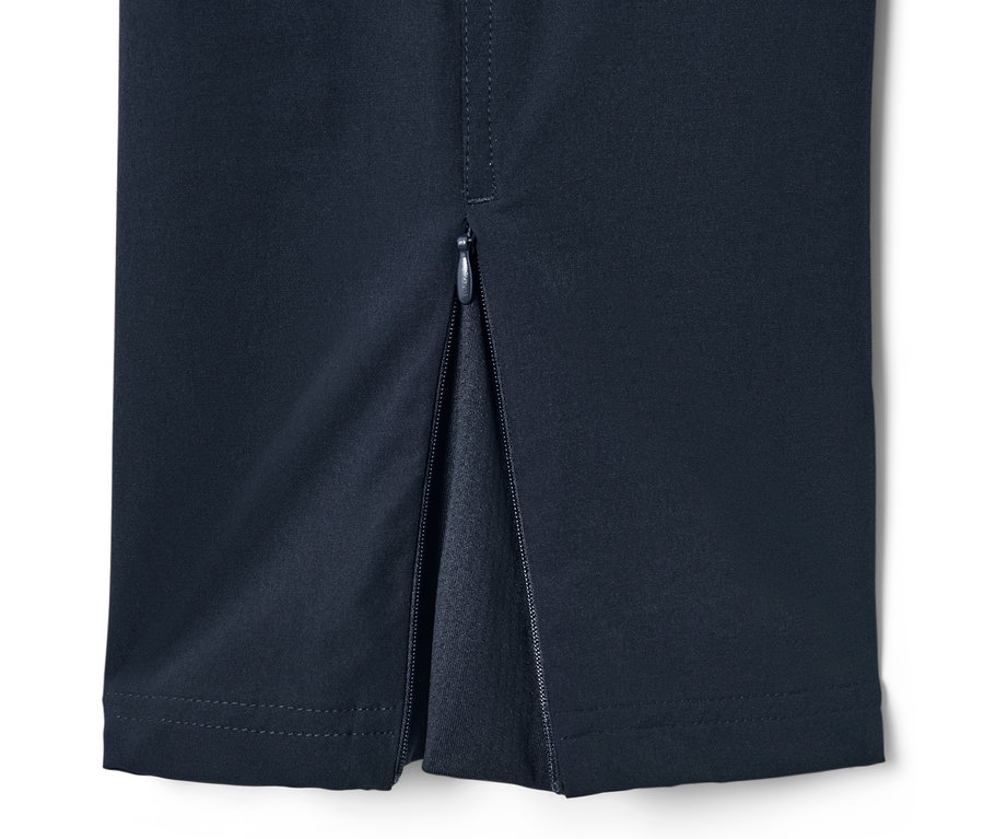 Detailansicht einer dunkelblauen Outdoorhose mit geöffnetem Reißverschluss.