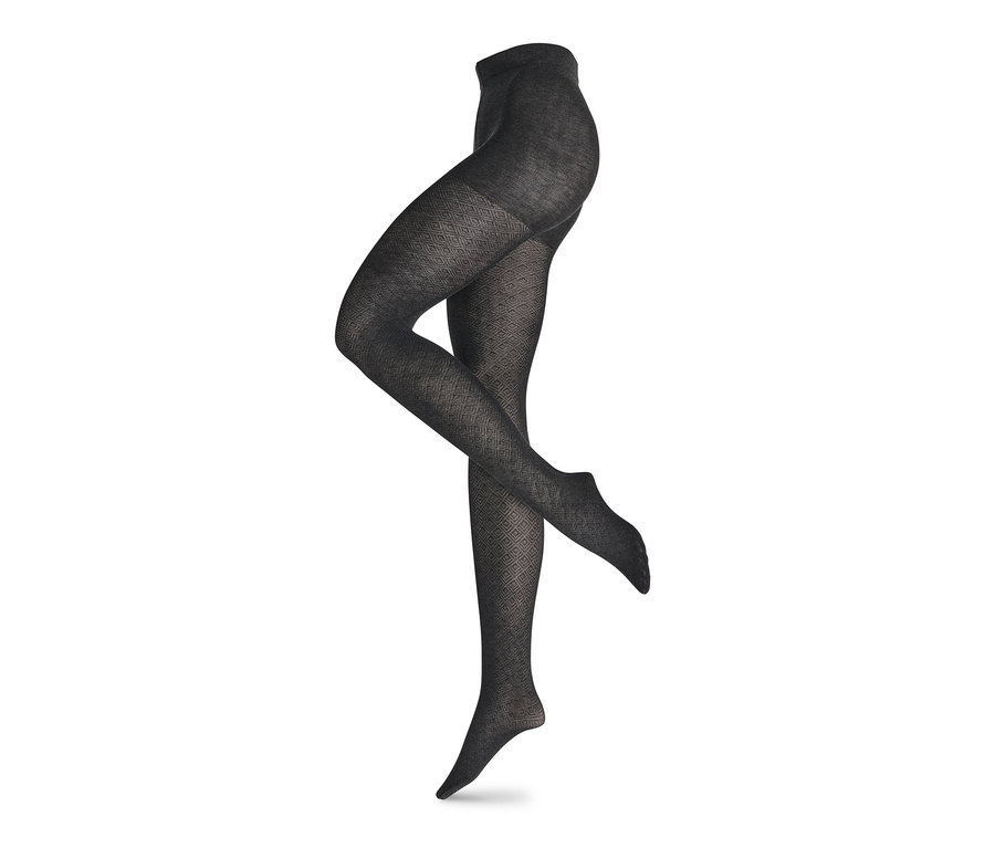 Eine Strickstrumpfhose mit Struktur auf weißem Hintergrund.