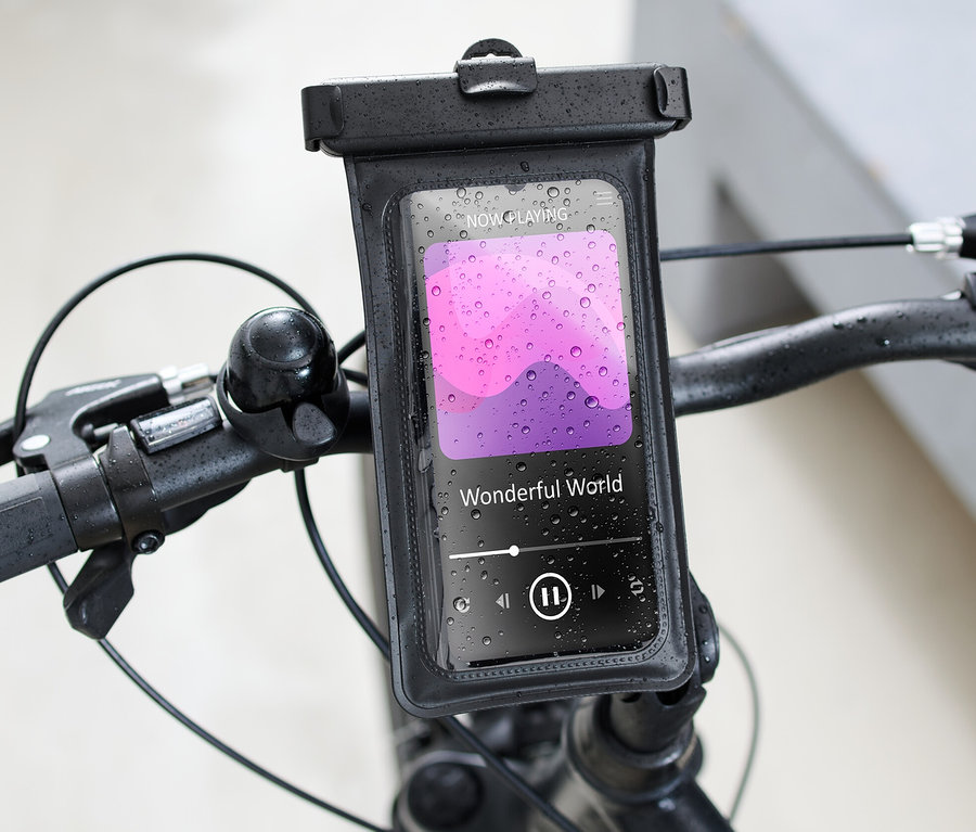 Nahaufnahme einer Fahrrad-Smartphone-Halterung, die an einem Fahrradlenker befestigt ist und auf dem ein Musikplayer auf dem Smartphone-Display zu sehen ist.