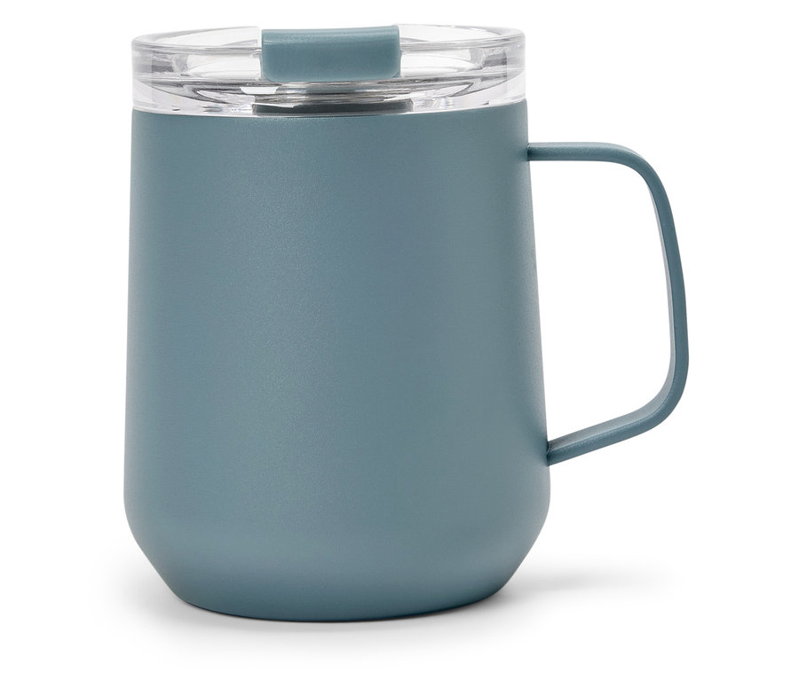 Blauer Becher mit transparentem Deckel und Griff.