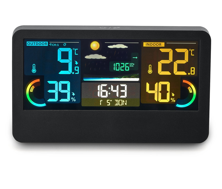 Eine schwarze Wetterstation zeigt eine Außentemperatur von 9,9 Grad Celsius und eine Luftfeuchtigkeit von 39 Prozent sowie eine Innentemperatur von 22,8 Grad Celsius und eine Luftfeuchtigkeit von 40 Prozent.