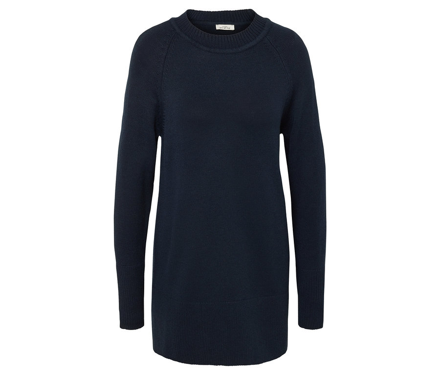 Dunkelblaues Strickkleid mit langen Ärmeln auf weißem Hintergrund.