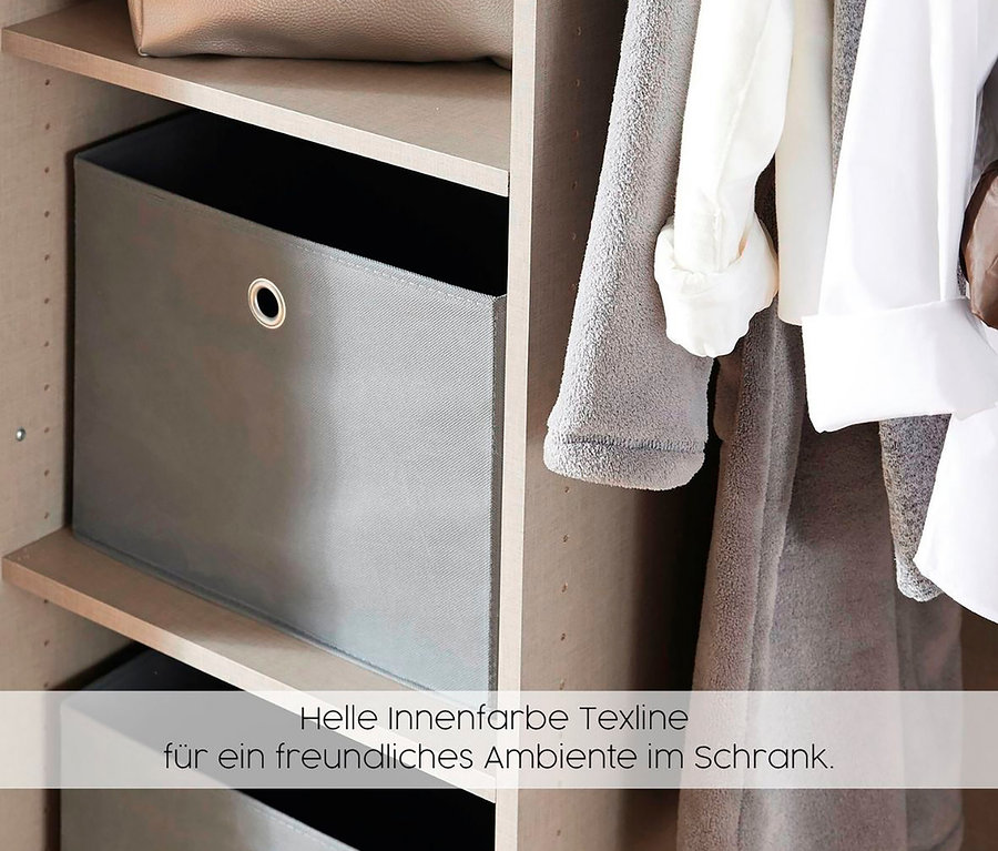 Graue Aufbewahrungsboxen auf Regalen neben hängender Kleidung im Schrank.