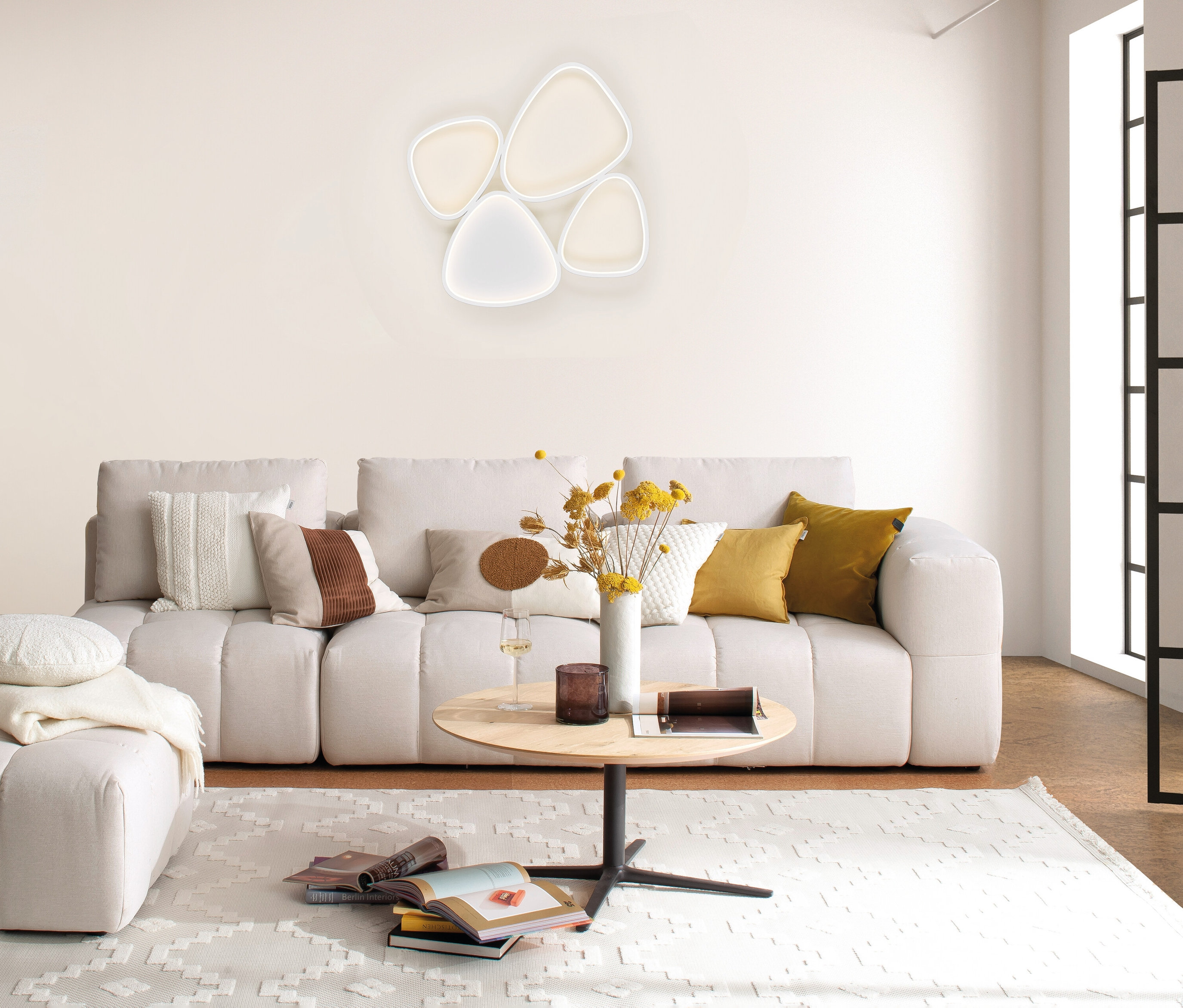 Wohnzimmer mit Sofa, Tisch und SCHÖNER WOHNEN-Kollektion Deckenleuchte »Pebbles«, kurz an der Wand.