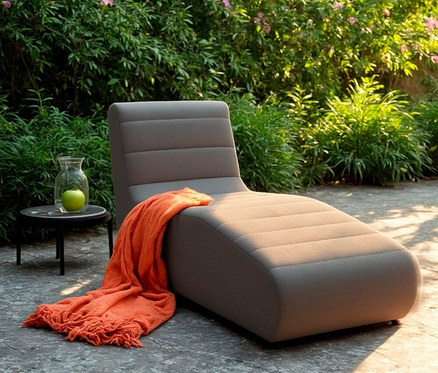 Aussenaufnahme: beiger DOMO collection Recamiere mit Sunbrella®-Stoff, Flanelle, orangefarbene Decke und Tisch mit Apfel.