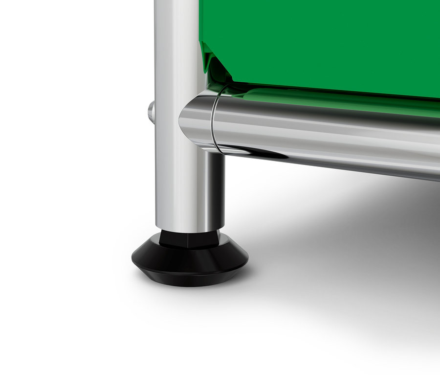 Detailaufnahme eines Chrombeins mit schwarzem Fuß und grüner Platte auf weißem Hintergrund.