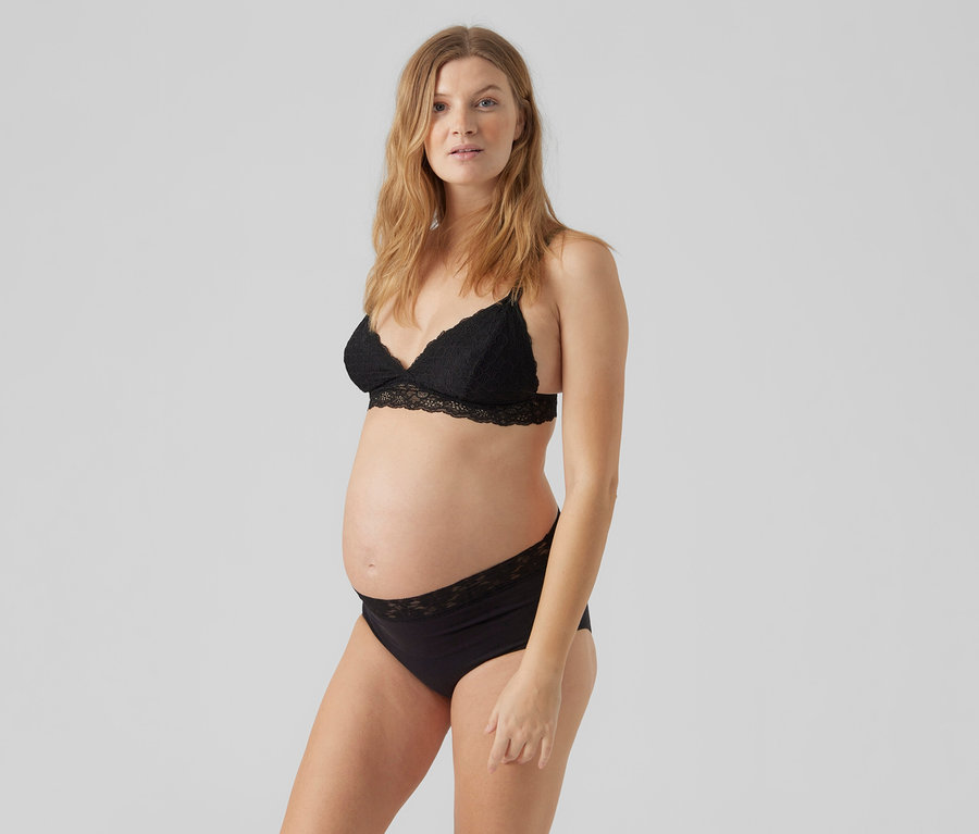 Schwangere Frau trägt schwarzes Spitzen-Bralette und MAMALICIOUS 2er-Pack Panties »MLHEAL«.