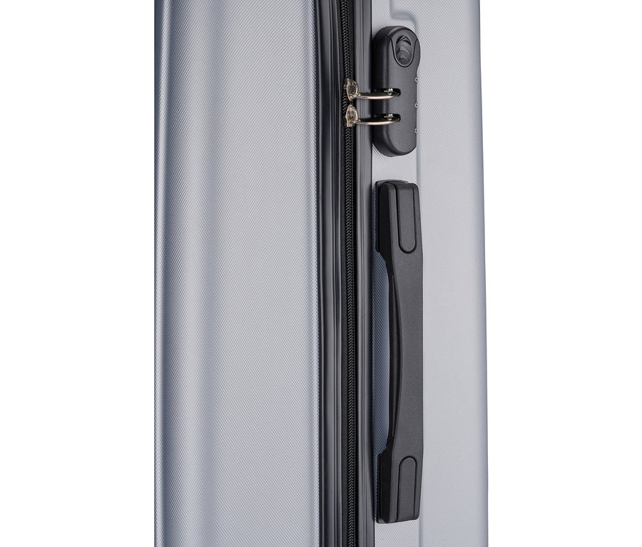 Nahaufnahme eines silbernen Koffers mit schwarzem Griff und Zahlenschloss.