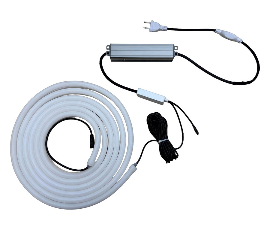 Aufnahme eines LED-Streifens, aufgerollt mit dazugehörigem Zubehör auf einem weißen Hintergrund.