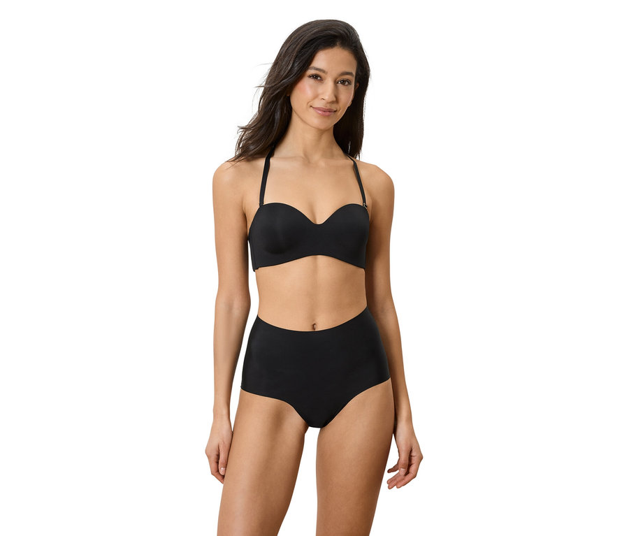 Frau trägt schwarzen trägerlosen BH und hochtaillierte Unterhose.