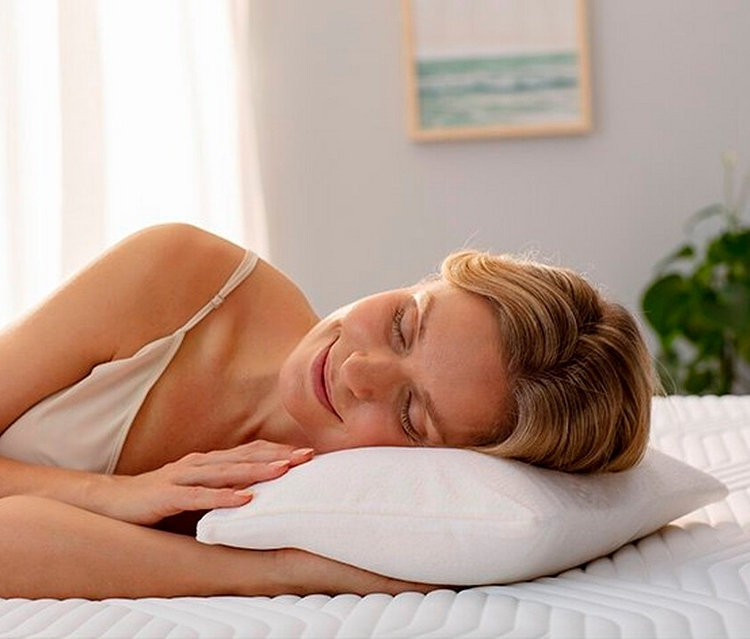 Frau schläft auf TEMPUR® Comfort Travel Kissen.