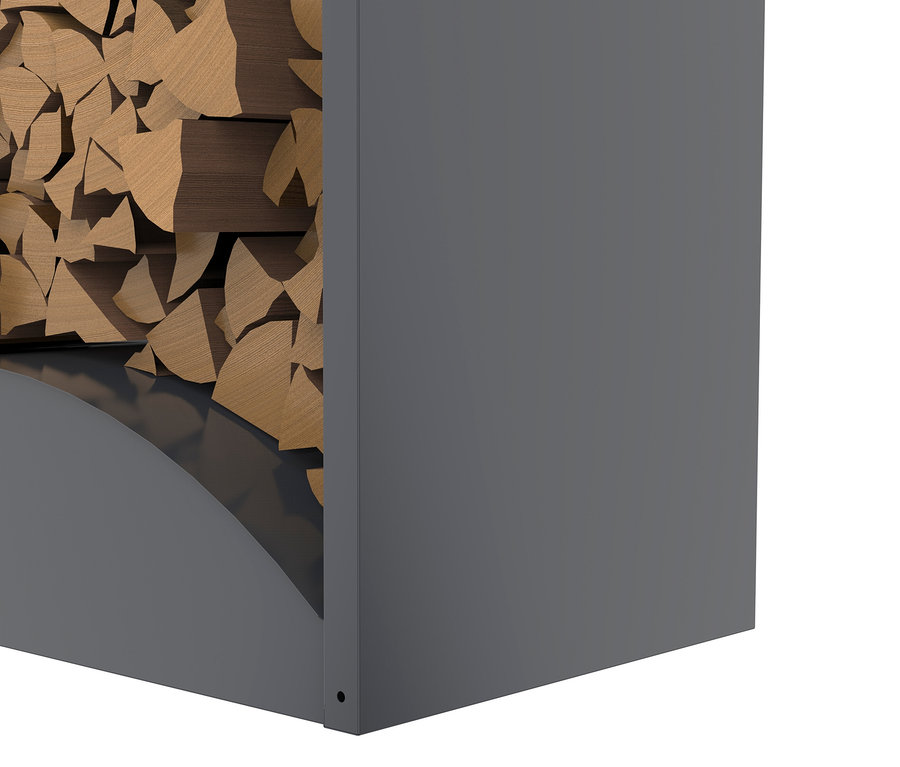 Grauer Holzkorb gefüllt mit Holzscheiten.