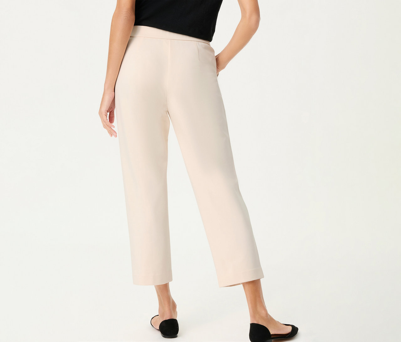 Rückansicht einer Frau mit Olsen Leinen-Hose, cropped, und schwarzen Schuhen vor einem weißen Hintergrund.