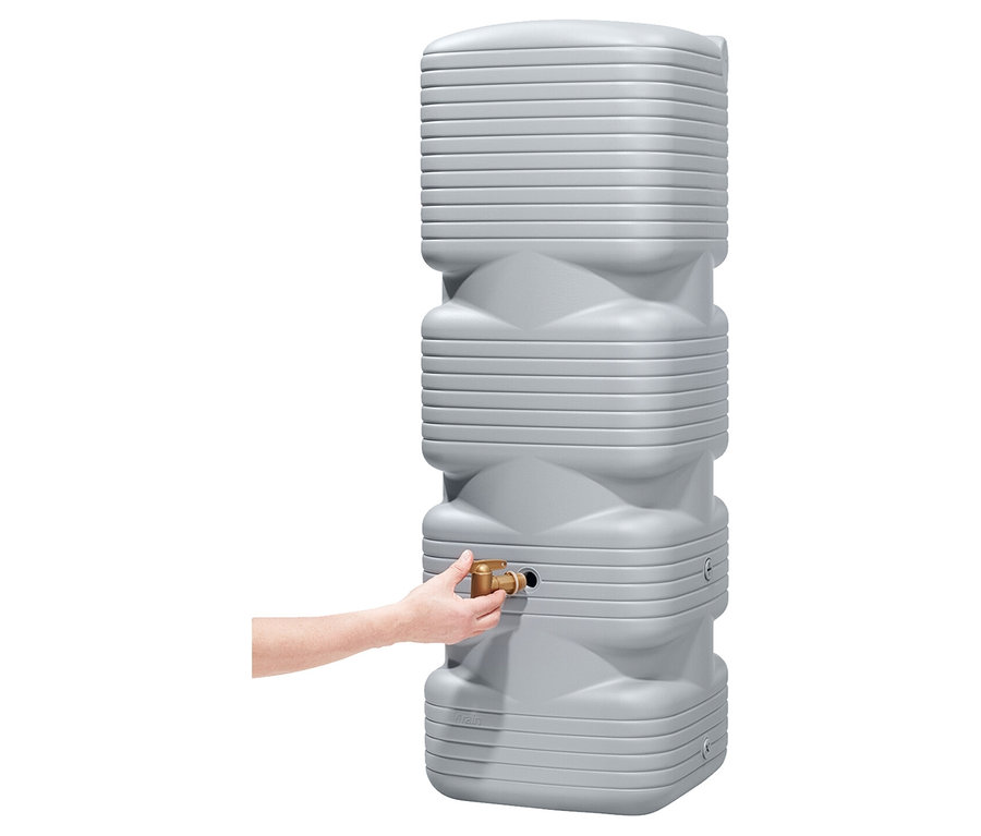 Eine Hand bedient einen goldenen Hahn an einem grauen, säulenförmigen Wassertank.