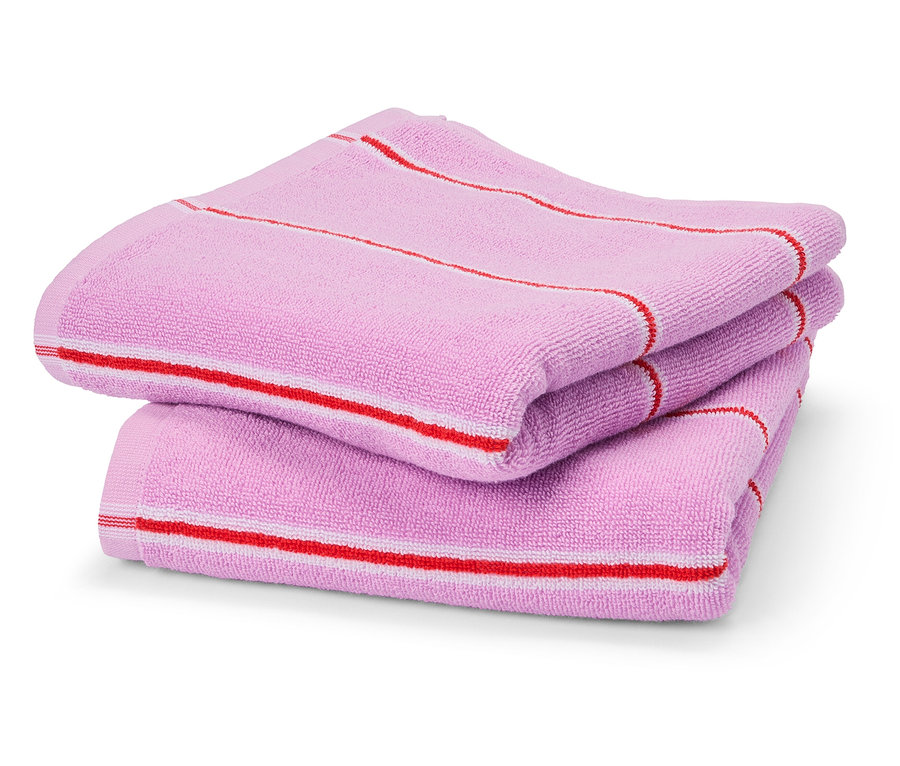 Stapel aus drei rosa Handtüchern mit roten und weißen Streifen.