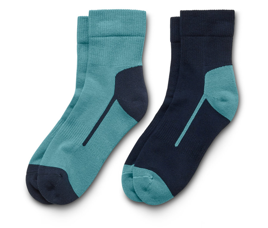 Zwei Paar Socken, eins in Blaugrün und Marineblau, das andere in Marineblau und Blaugrün, liegen auf einem weißen Hintergrund.
