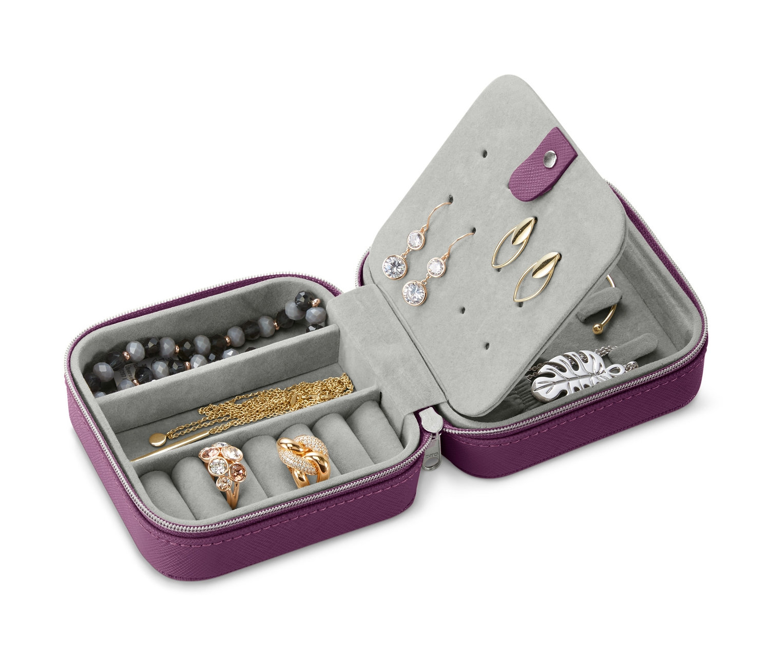 Geöffnetes kleines Schmuckkästchen in Lila mit Schmuck darin.