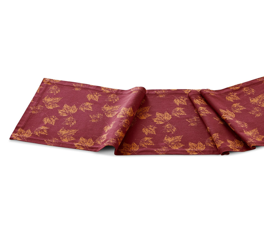 Ein burgunderroter Jacquard-Tischläufer mit Blattmuster.