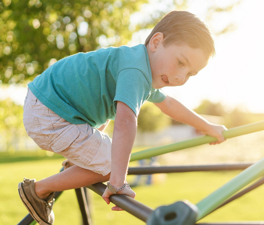 Junge klettert auf LIFETIME-Klettergerüst »Geodome«, groß.