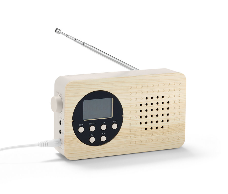 Nahaufnahme eines FM-Kompaktradios mit Holzgehäuse und ausgezogener Antenne.