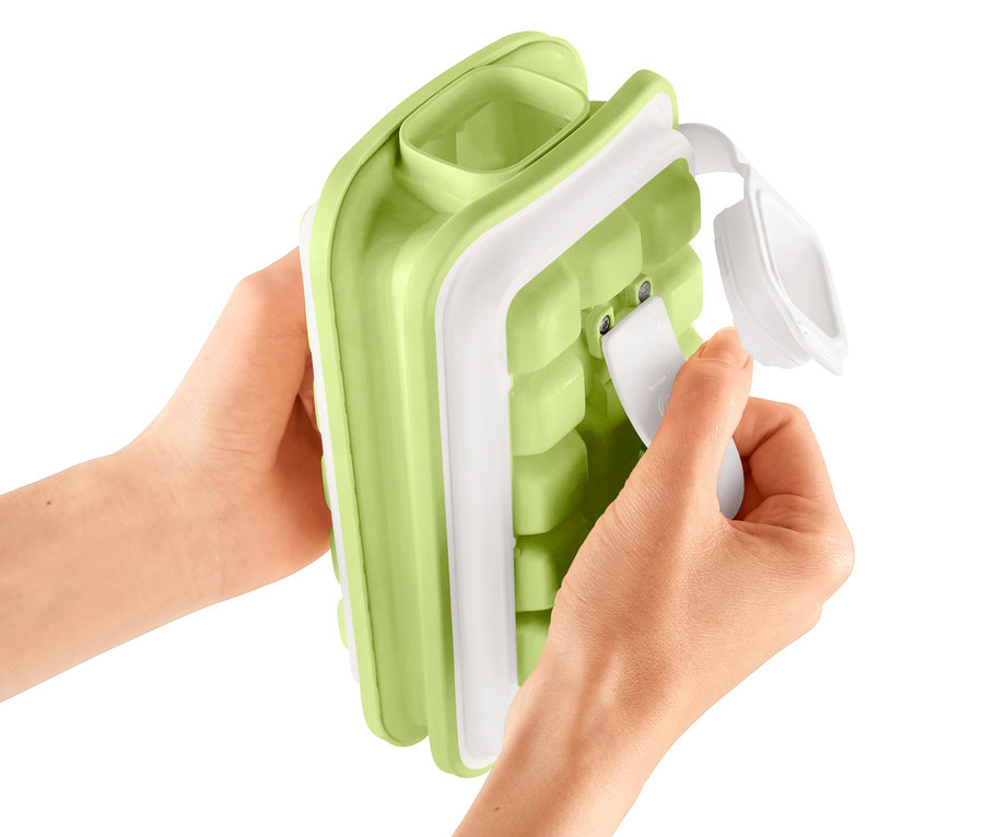 Frau hält Eiswürfelbereiter »ICEBREAKER® POP« in der Hand.