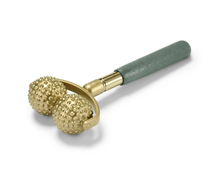 Goldener Teleskop-Igel-Massageroller mit olivgrünem Griff liegt auf einem weißen Hintergrund.