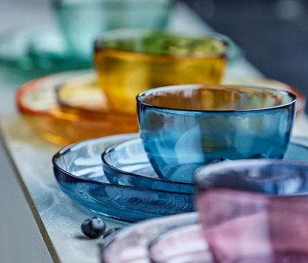 Gestapelte bunte Glasteller und Schüsseln, darunter 2 Bitz Glasteller »Kusintha«, 18 cm, rosé.