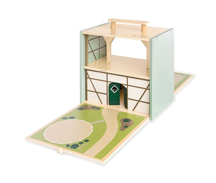 Ausgeklappter Pinolino Spielwelt »Reiterhof Lise« Spielzeug-Bauernhof aus Holz mit geöffneter grüner Tür.