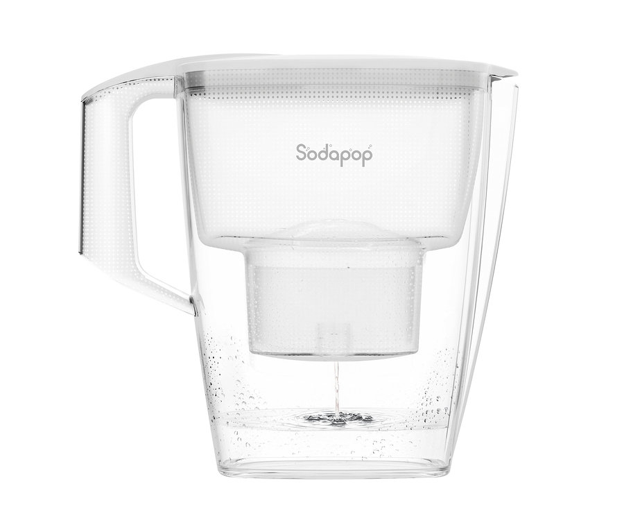 Ein Sodapop Wasserfilter »Selina« inkl. 3x3 Kartuschen wird mit Wasser befüllt.