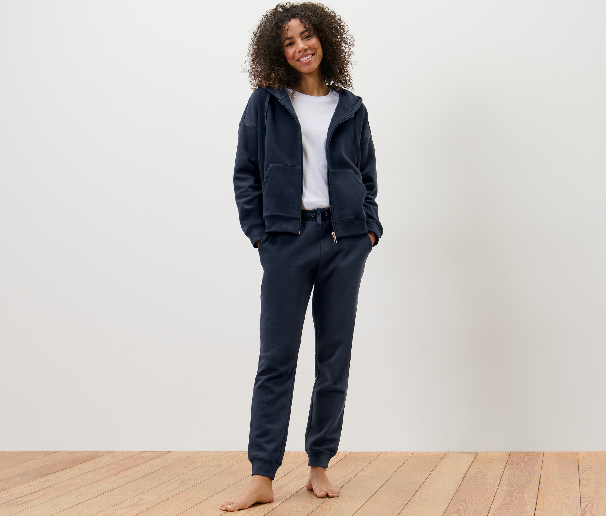 Frau trägt einen dunkelblauen Hausanzug.