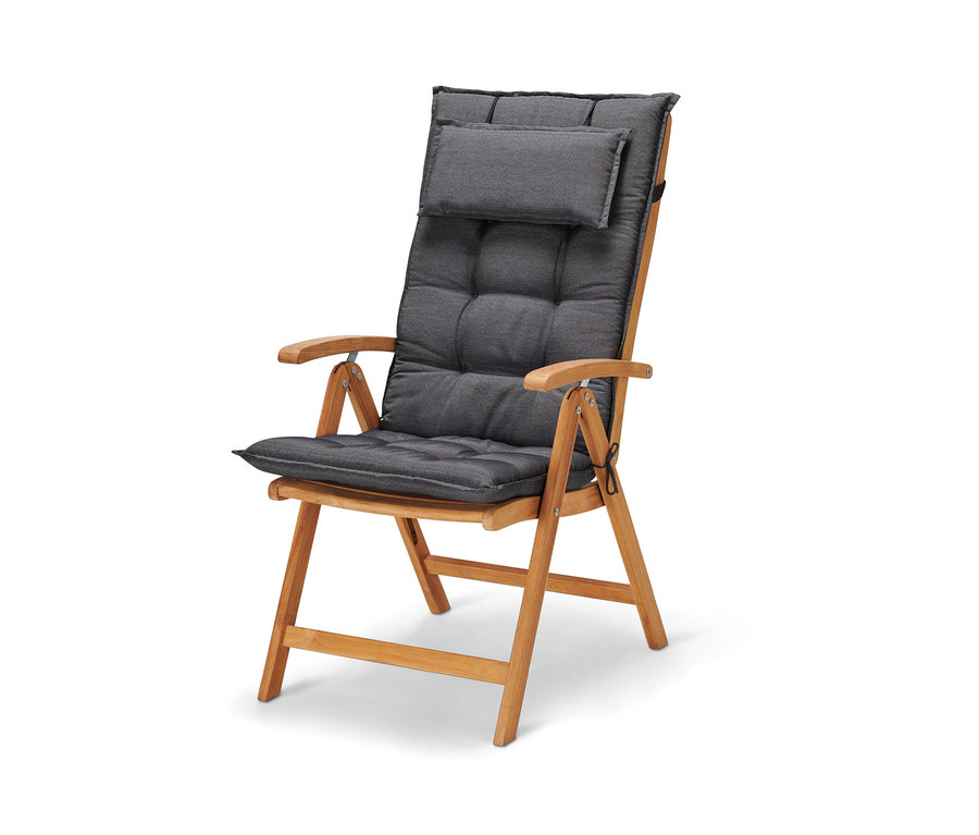 Eine anthrazitfarbene Premium-Hochlehner-Auflage auf einem Holzstuhl.