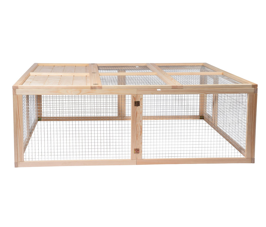 Ein Dobar Freilaufgehege aus Kiefernholz mit Drahtgeflecht.