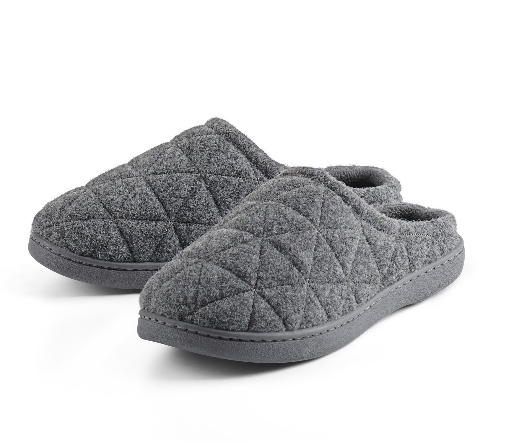 Zwei graue, gesteppte Hausschuhe stehen auf einem weißen Hintergrund.