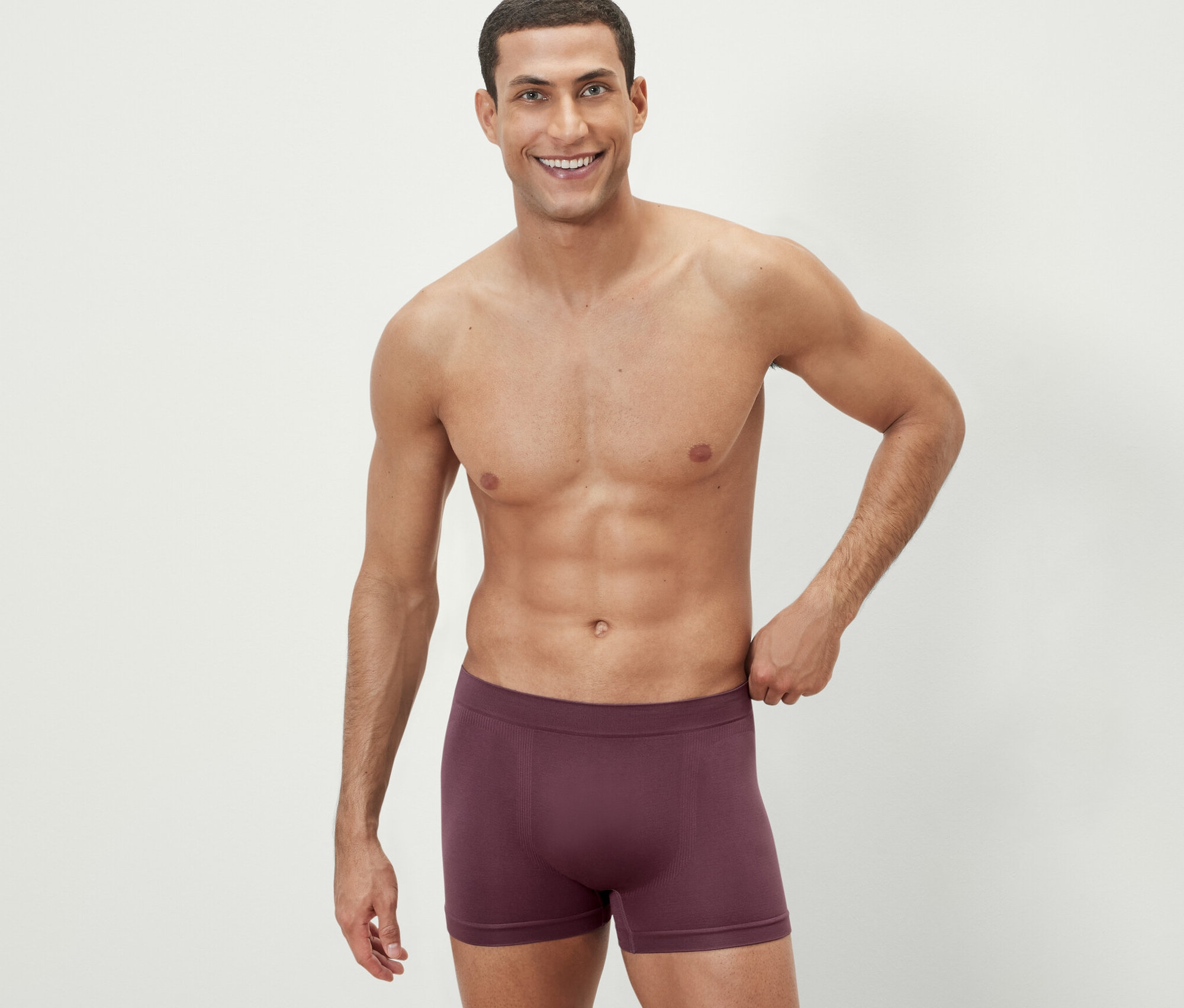 Mann posiert in 3 Seamless-Slipboxer in Burgunderrot.
