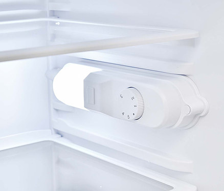 Inneres eines weißen Respekta Einbaukühlschranks mit Gefrierfach »KS122.4«, E (von A bis G) mit Fächern und Temperaturregler.