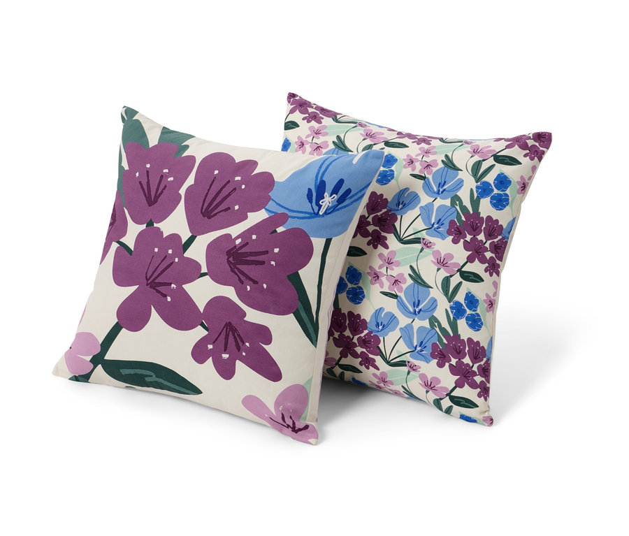Zwei Dekokissenbezüge mit Blumenmuster.