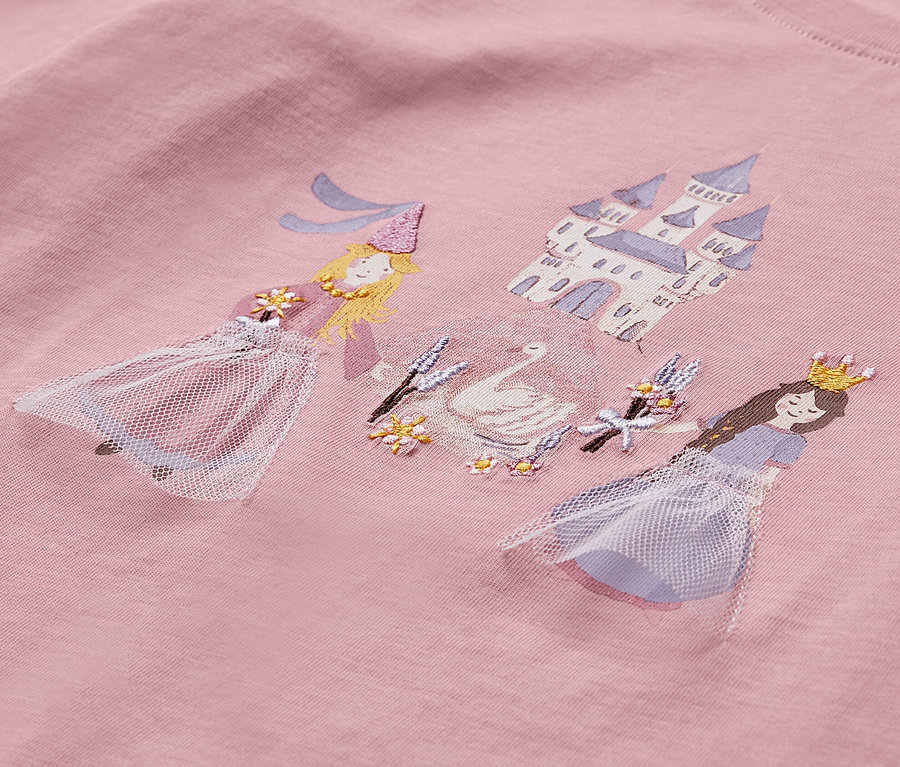 Detailansicht eines rosafarbenen Langarmshirts mit dem Aufdruck zweier Prinzessinen, Schwan und Burg.